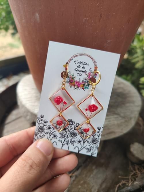 boucles d'oreille acier doré inoxydable en gypsophile rouge - Résine et fleurs séchées - fait main