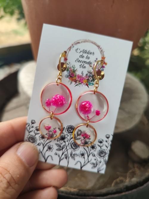 boucles d'oreille acier doré inoxydable en gypsophile rose - Résine et fleurs séchées - fait main