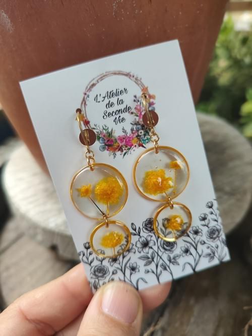 boucles d'oreille acier doré inoxydable en gypsophile jaune - Résine et fleurs séchées - fait main