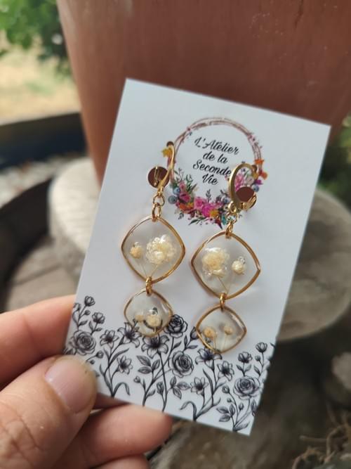 boucles d'oreille acier doré inoxydable en gypsophile écru - Résine et fleurs séchées - fait main