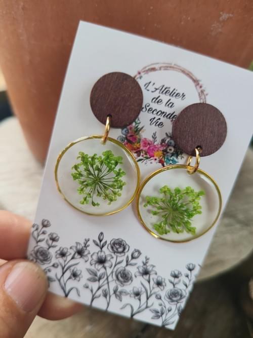 boucles d'oreille clou bois acier doré inoxydable fleurs de carotte verte