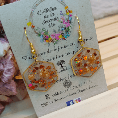 Boucles d'oreilles hexagone et pendantes en acier doré avec résine et fleurs séchées