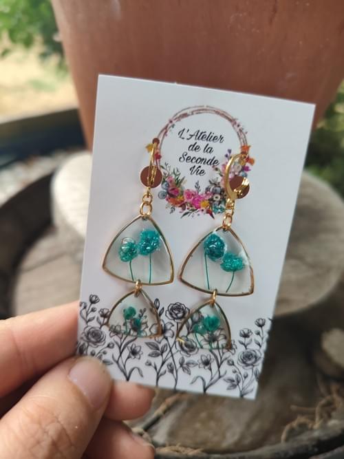 boucles d'oreille acier doré inoxydable en gypsophile bleu - Résine et fleurs séchées - fait main