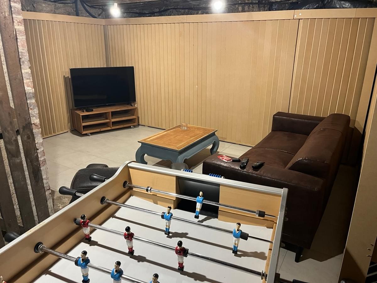 Salle de jeux avec baby-foot du coliving MA COHAB rue du Bourdon Blanc à Orléans