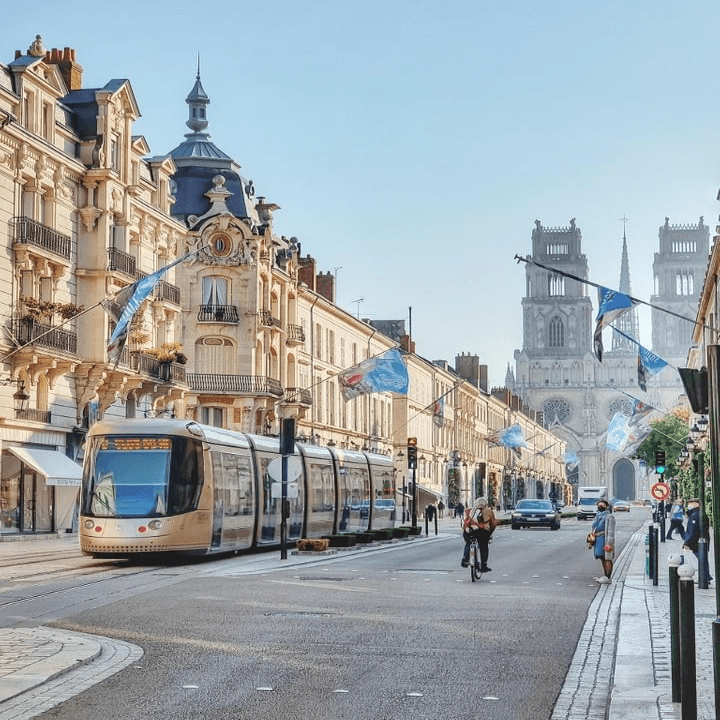 Centre-ville d'Orléans avec le tram et la cathédrale, à quelques minutes des colivings MA COHAB