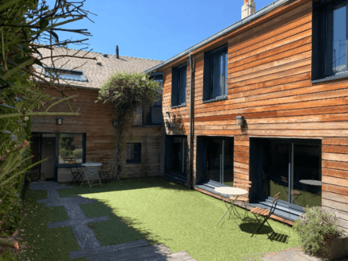 Cour et façade en bois du coliving MA COHAB rue du Coq, quartier Saint-Marceau à Orléans