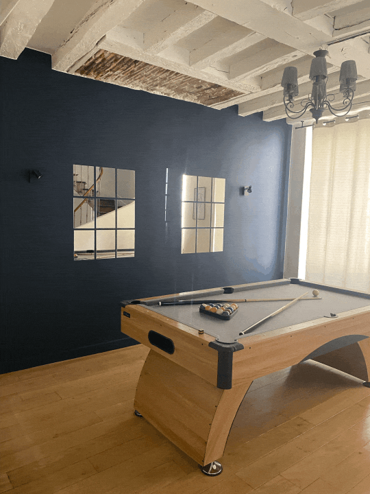 Salle commune avec billard dans un coliving MA COHAB à Orléans