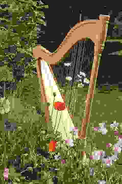 Une harpe posée dans un jardin fleuri Une harpe posée dans un jardin fleuri