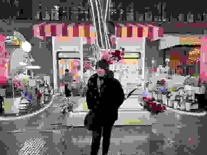 Min Min Tay at Arbora taking close up photo Min Min Tay at Arbora taking close up photo