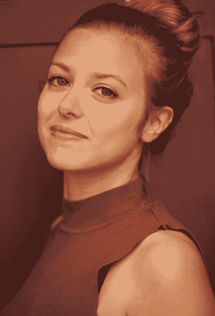 Photo de la directrice de la compagnie jeune femme blonde avec un t-shirt ocre. Photo de la directrice de la compagnie jeune femme blonde avec un t-shirt ocre.