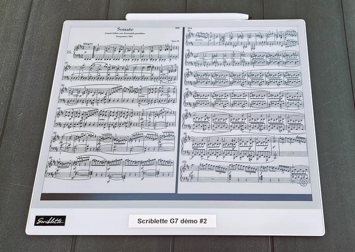 Comparaison taille Scriblette avec une feuille A4 et un iPad classique
