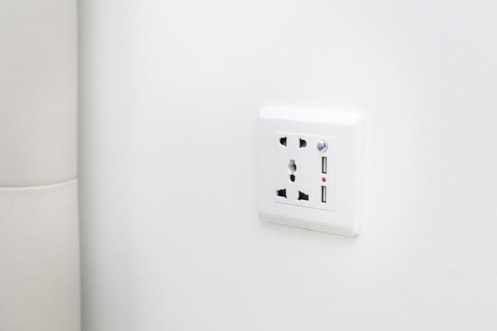 Denya's_international_USB_sockets_in_Airport_Residential