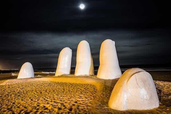 marcelo-campi-the-hand-mario-irarrazabal-puntadeleste-uruguay-flickr