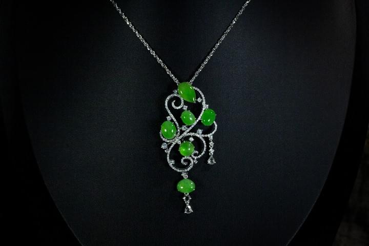 木拿旋舞項墜 Click