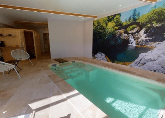 Espace bien-être avec Spa de nage jacuzzi sauna finlandais Aubenas Ardèche