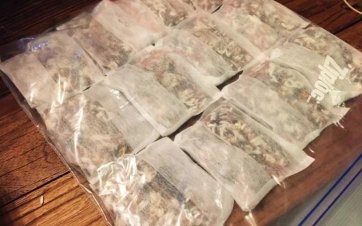 坐月炒米茶 飲用方法：產後坐月期間飲用 炒米茶包共分四星期，每星期按產後媽媽需要, 搭配不同成份  [成份] 第一星期: 紅白炒米+陳皮 第二星期: 紅白炒米+陳皮+元肉+杞子 第三星期: 紅白炒米+陳皮+元肉+杞子+南棗 第四星期: 紅白炒米+陳皮+元肉+杞子+北芪+黨參