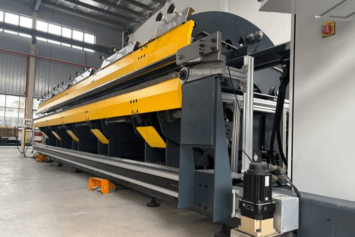 This Double Folder incorporates hardened linkages and pins on both the upper and lower bending beam.