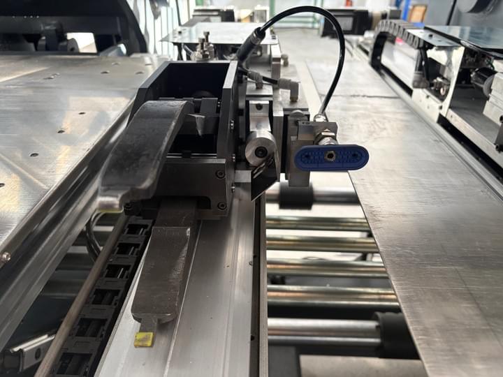 gripper with closed jaw of a double folder