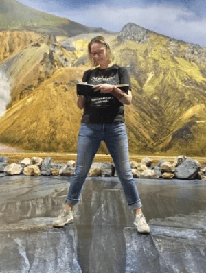 Arij maakt binnen staand een nature journaling pagina