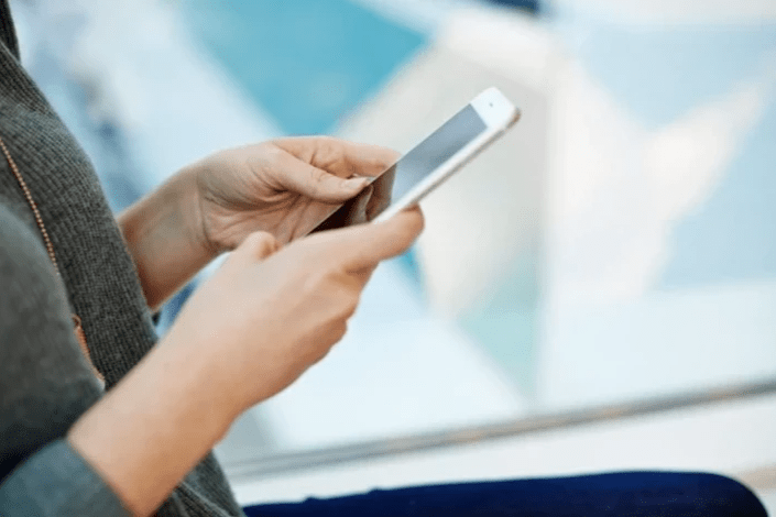 Person finding a sperm donor on social media