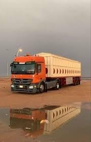 هل تبحث عن الموثوقية والقوة في نقل حمولاتك من الرياض إلى أي وجهة أخرى؟ نحن هنا لخدمتك! 🚛✨ تعتبر عملية النقل بين المدن من المهام التي تتطلب دقة عالية وتجهيزات خاصة، وهذا ما نوفره لك في خدمتنا المخصصة لـ نقل العفش والبضائع والمعدات عبر التريلات من الرياض إلى جميع أنحاء المملكة. لماذا تختار خدماتنا للنقل؟ 🛠️ أسطول تريلات مجهز: نمتلك شاحنات (تريلات) حديثة وصالحة للمهمات الشاقة، مصممة لتحمل المسافات الطويلة والظروف الجوية المختلفة لضمان وصول شحنتك بسلام. خبرة في الطرق السريعة: سائقونا يتمتعون بخبرة واسعة في المسارات بين المدن السعودية، مما يضمن الالتزام بالمواعيد وتفادي التأخيرات غير الضرورية. أمان تام وحماية: ندرك قيمة ما تنقله، لذا نعتمد أفضل معايير التغليف والتربيط داخل التريلا لضمان عدم تحرك الأغراض أو تعرضها للخدش والكسر أثناء السير. تغطية شاملة: سواء كنت تريد النقل إلى جدة، الدمام، مكة، القصيم، أو حتى أبعد نقطة في الشمال والجنوب، نحن نصل إليك. خدماتنا تشمل: نقل العفش المنزلي والمكتبي: فك، تغليف، وشحن. نقل البضائع التجارية: للمصانع والشركات والمستودعات. نقل المواد الإنشائية والمعدات: شحن آمن للمواد الثقيلة. شعارنا هو "السرعة، الأمان، والاحترافية" 🤝 نحن لا ننقل بضائع فحسب، بل ننقل ثقتكم بنا. بفضل التخطيط الجيد واللوجستيات المتطورة، نجعل من تجربة النقل خارج الرياض مهمة سهلة ومريحة لعملائنا. 📞 للحجز والاستفسار مباشرة: لا تتردد في التواصل معنا الآن للحصول على أفضل عرض سعر وضمان مكانك في رحلتنا القادمة. اتصل بنا على الرقم: 0537380614 خدمتكم شرف لنا، ووصول حمولتكم غايتنا. 🚛💨