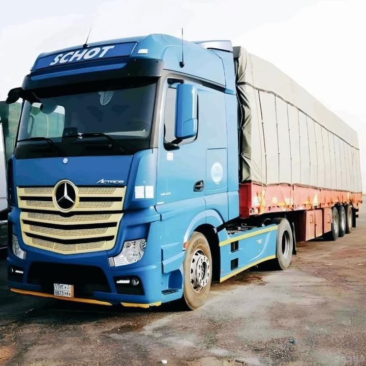 هل تبحث عن الحل النهائي لنقل أثاث "فلة كاملة" أو "قصر" أو حتى "مستودع شركة" من الرياض إلى أي مدينة أخرى في المملكة؟ إن الاستعانة بـ تريلا نقل عفش خارج الرياض هي الخيار الأذكى والأكثر كفاءة عندما يتعلق الأمر بالحمولة الضخمة والمسافات الطويلة. فبدلاً من استئجار عدة سيارات صغيرة والمخاطرة بتشتت أثاثك، توفر لك التريلا (المقطورة الكبيرة) مساحة شاسعة تلم شمل ممتلكاتك في نقلة واحدة آمنة. للحجز والاستفسار عن خدمات التريلات المجهزة لنقل العفش بين المدن، اتصل بنا الآن على الرقم: 0537380614. لماذا تُعد التريلا الخيار المثالي للنقل الخارجي؟ الانتقال من الرياض إلى مدن بعيدة مثل (جدة، أبها، تبوك، أو الدمام) يتطلب معدات تتحمل مشاق الطريق السريع وضغط المسافات التي قد تتجاوز 1000 كيلومتر. إليك ما يميز خدماتنا: السعة الاستيعابية الضخمة (جامبو): تصل أطوال التريلات لدينا إلى 13.5 و15 متراً، مما يعني أنها قادرة على استيعاب أثاث فيلا كاملة بجميع محتوياتها؛ من غرف نوم متعددة، مجالس عربية ضخمة، أجهزة كهربائية كبيرة، وحتى محتويات المستودعات والحدائق. هذا يوفر عليك تكلفة تعدد السيارات ويضمن وصول العفش دفعة واحدة. حماية قصوى ضد تقلبات الجو: نحن لا نستخدم التريلات المكشوفة في النقل الخارجي نهائياً. جميع تريلاتنا عبارة عن كونتينرات مغلقة (صندوق) مصممة خصيصاً لحماية الأثاث من الرياح العاتية على الطرق السريعة، الغبار الكثيف، والأمطار المفاجئة، مما يضمن وصول أثاثك نظيفاً تماماً كما خرج من منزلك. أنظمة تثبيت متطورة: داخل التريلا، يتم استخدام أحزمة أمان وتثبيت احترافية (Straps) لربط القطع الكبيرة والثقيلة بجدران الشاحنة المبطنة، مما يمنع أي حركة أو اهتزاز قد يؤدي إلى خدش أو كسر أثناء المنعطفات أو المطبات الصناعية على الطرق الطويلة. خدماتنا المتكاملة مع تريلا النقل الخارجي 0537380614 بمجرد تواصلك معنا، يبدأ فريقنا بتنفيذ خطة نقل "درجة أولى" تشمل: الفك والترقيم الاحترافي: يقوم نجارون متخصصون بفك غرف النوم والمطابخ مع وضع ملصقات مرقمة على كل قطعة لضمان سهولة وسرعة التركيب في المدينة الوجهة. التغليف المضاعف (تغليف السفر): بما أن المسافة طويلة، نستخدم مواد تغليف عالية الكثافة؛ تشمل البلاستيك الفقاعي السميك، الكرتون المضلع، واللباد، لحماية الزوايا الخشبية والأسطح الزجاجية. التحميل الهندسي: عمالنا مدربون على "فن رص التريلات"، حيث يتم توزيع الأوزان بشكل علمي لضمان توازن الشاحنة وحماية القطع الخفيفة والحساسة بوضعها في أماكن آمنة بعيدة عن الضغط. سائقون محترفون: نمتلك طاقماً من السائقين الحاصلين على رخص نقل ثقيل ولديهم خبرة واسعة في مسارات وطرق المملكة الوعرة والسريعة، مع الالتزام التام بساعات العمل والراحة لضمان سلامة الرحلة. نغطي جميع أنحاء المملكة العربية السعودية من قلب الرياض، ننطلق بتريلاتنا لتصل إلى: المنطقة الغربية: (مكة، جدة، المدينة، الطائف، ينبع). المنطقة الشرقية: (الدمام، الخبر، الجبيل، الأحساء، حفر الباطن). المنطقة الجنوبية: (أبها، خميس مشيط، جازان، نجران، الباحة). المنطقة الشمالية: (تبوك، سكاكا، عرعر، حائل). منطقة القصيم: (بريدة، عنيزة، الرس). اتصل بنا الآن واضمن راحة بالك! لا تترك أثاثك الثمين في أيدي غير محترفة أو سيارات لا تستوعب حجمه. اختر القوة، السعة، والأمان مع أفضل خدمة تريلا نقل عفش. 📞 للتواصل والحجز الفوري: 0537380614 نحن في انتظارك لنقدم لك تجربة انتقال عالمية تليق بك وبممتلكاتك. تريلا نقل عفش خارج الرياض.. لأن المسافات البعيدة تحتاج إلى معدات جبارة! هل تبحث عن الحل النهائي لنقل أثاث "فلة كاملة" أو "قصر" أو حتى "مستودع شركة" من الرياض إلى أي مدينة أخرى في المملكة؟ إن الاستعانة بـ تريلا نقل عفش خارج الرياض هي الخيار الأذكى والأكثر كفاءة عندما يتعلق الأمر بالحمولة الضخمة والمسافات الطويلة. فبدلاً من استئجار عدة سيارات صغيرة والمخاطرة بتشتت أثاثك، توفر لك التريلا (المقطورة الكبيرة) مساحة شاسعة تلم شمل ممتلكاتك في نقلة واحدة آمنة. للحجز والاستفسار عن خدمات التريلات المجهزة لنقل العفش بين المدن، اتصل بنا الآن على الرقم: 0537380614. لماذا تُعد التريلا الخيار المثالي للنقل الخارجي؟ الانتقال من الرياض إلى مدن بعيدة مثل (جدة، أبها، تبوك، أو الدمام) يتطلب معدات تتحمل مشاق الطريق السريع وضغط المسافات التي قد تتجاوز 1000 كيلومتر. إليك ما يميز خدماتنا: السعة الاستيعابية الضخمة (جامبو): تصل أطوال التريلات لدينا إلى 13.5 و15 متراً، مما يعني أنها قادرة على استيعاب أثاث فيلا كاملة بجميع محتوياتها؛ من غرف نوم متعددة، مجالس عربية ضخمة، أجهزة كهربائية كبيرة، وحتى محتويات المستودعات والحدائق. هذا يوفر عليك تكلفة تعدد السيارات ويضمن وصول العفش دفعة واحدة. حماية قصوى ضد تقلبات الجو: نحن لا نستخدم التريلات المكشوفة في النقل الخارجي نهائياً. جميع تريلاتنا عبارة عن كونتينرات مغلقة (صندوق) مصممة خصيصاً لحماية الأثاث من الرياح العاتية على الطرق السريعة، الغبار الكثيف، والأمطار المفاجئة، مما يضمن وصول أثاثك نظيفاً تماماً كما خرج من منزلك. أنظمة تثبيت متطورة: داخل التريلا، يتم استخدام أحزمة أمان وتثبيت احترافية (Straps) لربط القطع الكبيرة والثقيلة بجدران الشاحنة المبطنة، مما يمنع أي حركة أو اهتزاز قد يؤدي إلى خدش أو كسر أثناء المنعطفات أو المطبات الصناعية على الطرق الطويلة. خدماتنا المتكاملة مع تريلا النقل الخارجي 0537380614 بمجرد تواصلك معنا، يبدأ فريقنا بتنفيذ خطة نقل "درجة أولى" تشمل: الفك والترقيم الاحترافي: يقوم نجارون متخصصون بفك غرف النوم والمطابخ مع وضع ملصقات مرقمة على كل قطعة لضمان سهولة وسرعة التركيب في المدينة الوجهة. التغليف المضاعف (تغليف السفر): بما أن المسافة طويلة، نستخدم مواد تغليف عالية الكثافة؛ تشمل البلاستيك الفقاعي السميك، الكرتون المضلع، واللباد، لحماية الزوايا الخشبية والأسطح الزجاجية. التحميل الهندسي: عمالنا مدربون على "فن رص التريلات"، حيث يتم توزيع الأوزان بشكل علمي لضمان توازن الشاحنة وحماية القطع الخفيفة والحساسة بوضعها في أماكن آمنة بعيدة عن الضغط. سائقون محترفون: نمتلك طاقماً من السائقين الحاصلين على رخص نقل ثقيل ولديهم خبرة واسعة في مسارات وطرق المملكة الوعرة والسريعة، مع الالتزام التام بساعات العمل والراحة لضمان سلامة الرحلة. نغطي جميع أنحاء المملكة العربية السعودية من قلب الرياض، ننطلق بتريلاتنا لتصل إلى: المنطقة الغربية: (مكة، جدة، المدينة، الطائف، ينبع). المنطقة الشرقية: (الدمام، الخبر، الجبيل، الأحساء، حفر الباطن). المنطقة الجنوبية: (أبها، خميس مشيط، جازان، نجران، الباحة). المنطقة الشمالية: (تبوك، سكاكا، عرعر، حائل). منطقة القصيم: (بريدة، عنيزة، الرس). اتصل بنا الآن واضمن راحة بالك! لا تترك أثاثك الثمين في أيدي غير محترفة أو سيارات لا تستوعب حجمه. اختر القوة، السعة، والأمان مع أفضل خدمة تريلا نقل عفش. 📞 للتواصل والحجز الفوري: 0537380614 نحن في انتظارك لنقدم لك تجربة انتقال عالمية تليق بك وبممتلكاتك. تريلا نقل عفش خارج الرياض.. لأن المسافات البعيدة تحتاج إلى معدات جبارة!