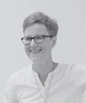 Czarno- białe zdjęcie lekko uśmiechniętej młodej kobiety  