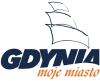 Na jasnym tle logo Miasta Gdynia- trzy prostokątne rozdęte żagle pod nimi napis: Gdynia moje miasto