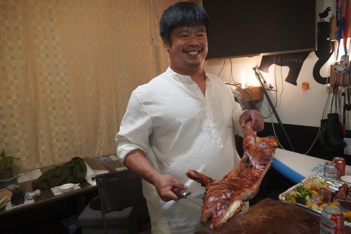 宜蘭推薦外送私廚外燴美食，當天已烹飪在地新鮮烤肉食材，家人聚會開心吃吃喝喝，朋友聊天唱卡拉OK好快樂！不用等，享受廚師烤肉車等級的美味，品嚐宜蘭在地好滋味，到府行動餐車不用等直接開吃～