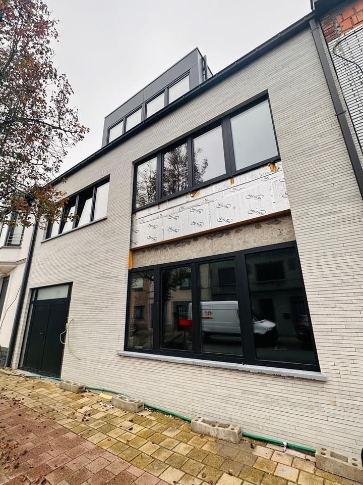 Hudig gebouw sterk verouderd , dringend aan vernieuwing toe Hudig gebouw sterk verouderd , dringend aan vernieuwing toe