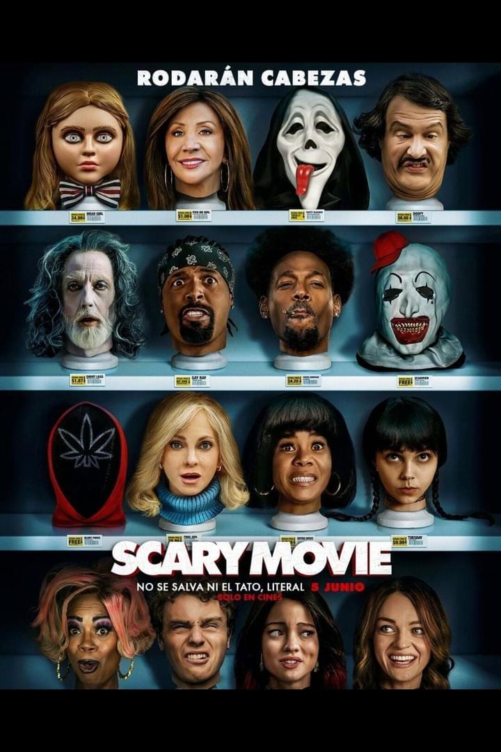 Photograph of a display featuring mannequin heads wearing various horror-themed masks and wigs arranged in four rows, promoting the movie "Scary Movie." The display includes labels beneath each head with character names, a tagline "Rodarán Cabezas," and release date "5 Junio," emphasizing a horror and thriller theme.