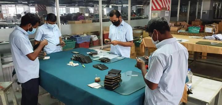 Inspection of leather lady wallet