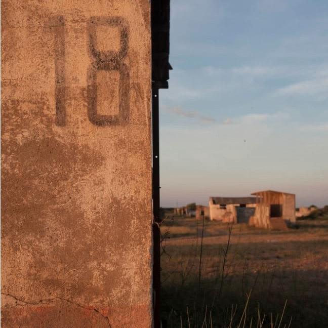 Alignement des baraques et des latrines sur le camp de Rivesaltes. © David Maugendre.