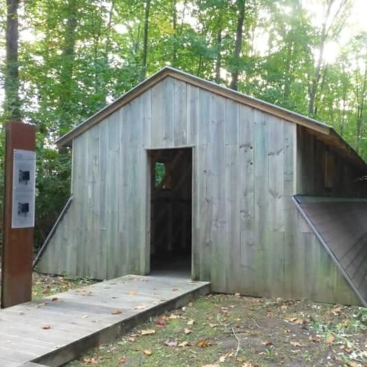 Gurs. Baraque d’internés (îlot K). Reconstitution par le lycée professionnel de Gelos. © Amicale du camp de Gurs.