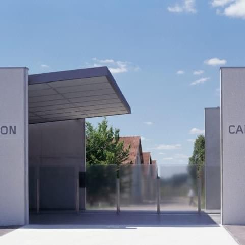 Entrée du Mémorial avec le Mur des Noms. © Benoit Fougeirol 2008.