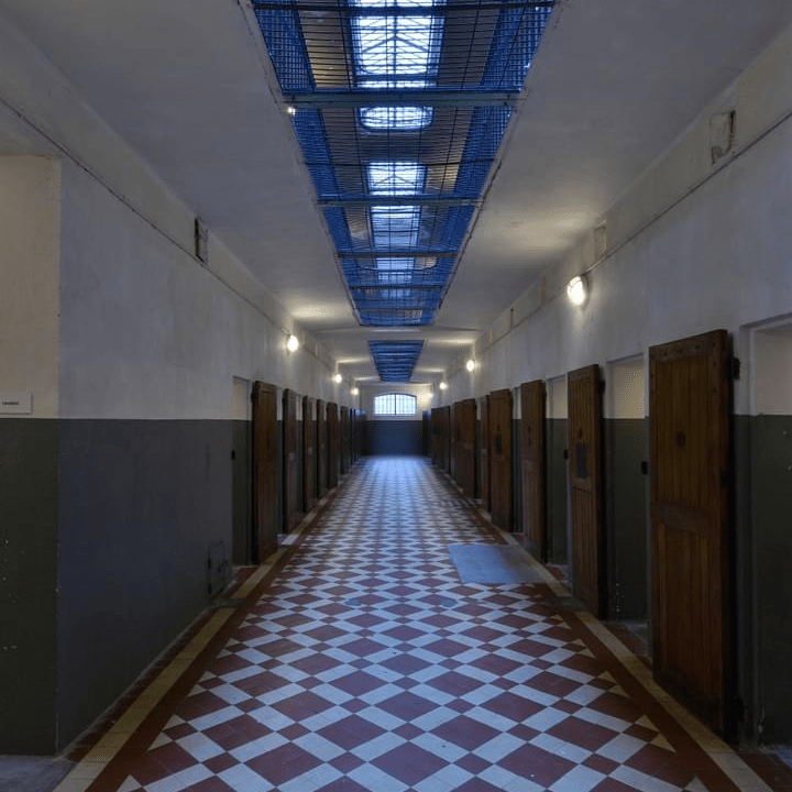 Couloir cellulaire. © Frédéric Bellay.