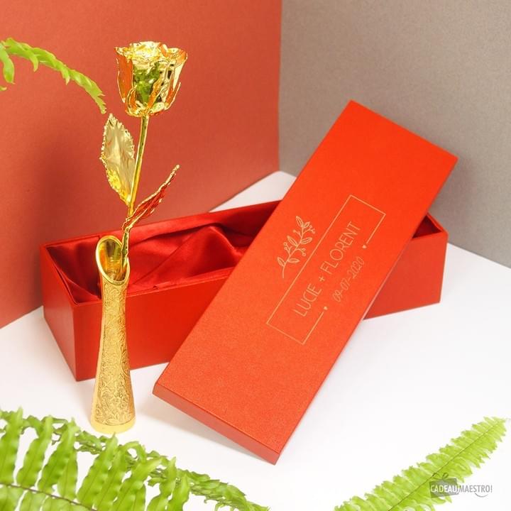 Rose en or et son vase