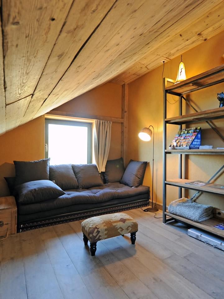 Bibliothèque et salon TV HD écran plat : lits d'appoint pour 1 à 2 enfants. Isolation acoustique maximale