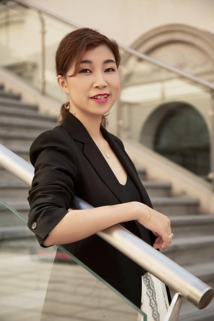 Chloe has more than 13 years experience in classroom trainings and in-store coaching in APAC for Luxury Retail Brands.