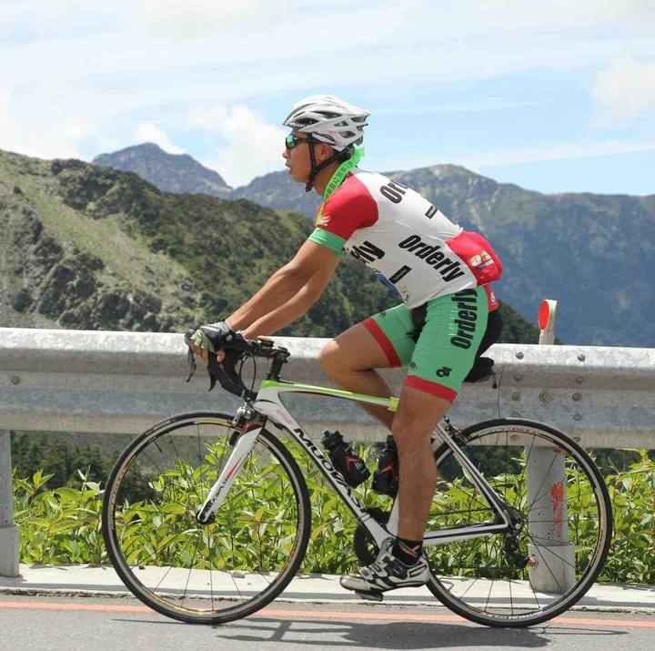 林偉太, 小太, 本丸三國志, 位於高雄的本丸三國志馬超店 店長 林偉太，喜歡單車和跑步，有多次馬拉松和台灣單車環島的經驗，選擇「馬超」當作分店名的另外一層意義是店名也可以看作「超馬」（超級馬拉松）。  不論做任何事情都是積極正向，全力以赴的馬超店長 偉太，從完全沒有餐飲經驗，跟著師傅學習洗米煮飯，一步一步到現在，能煮出好吃的米飯，包出美味的飯糰，終於成為本丸三國志獨當一面的猛將。超好吃的台灣飯糰, 本丸三國志, 連鎖加盟飯糰, 良城吉食股份有限公司