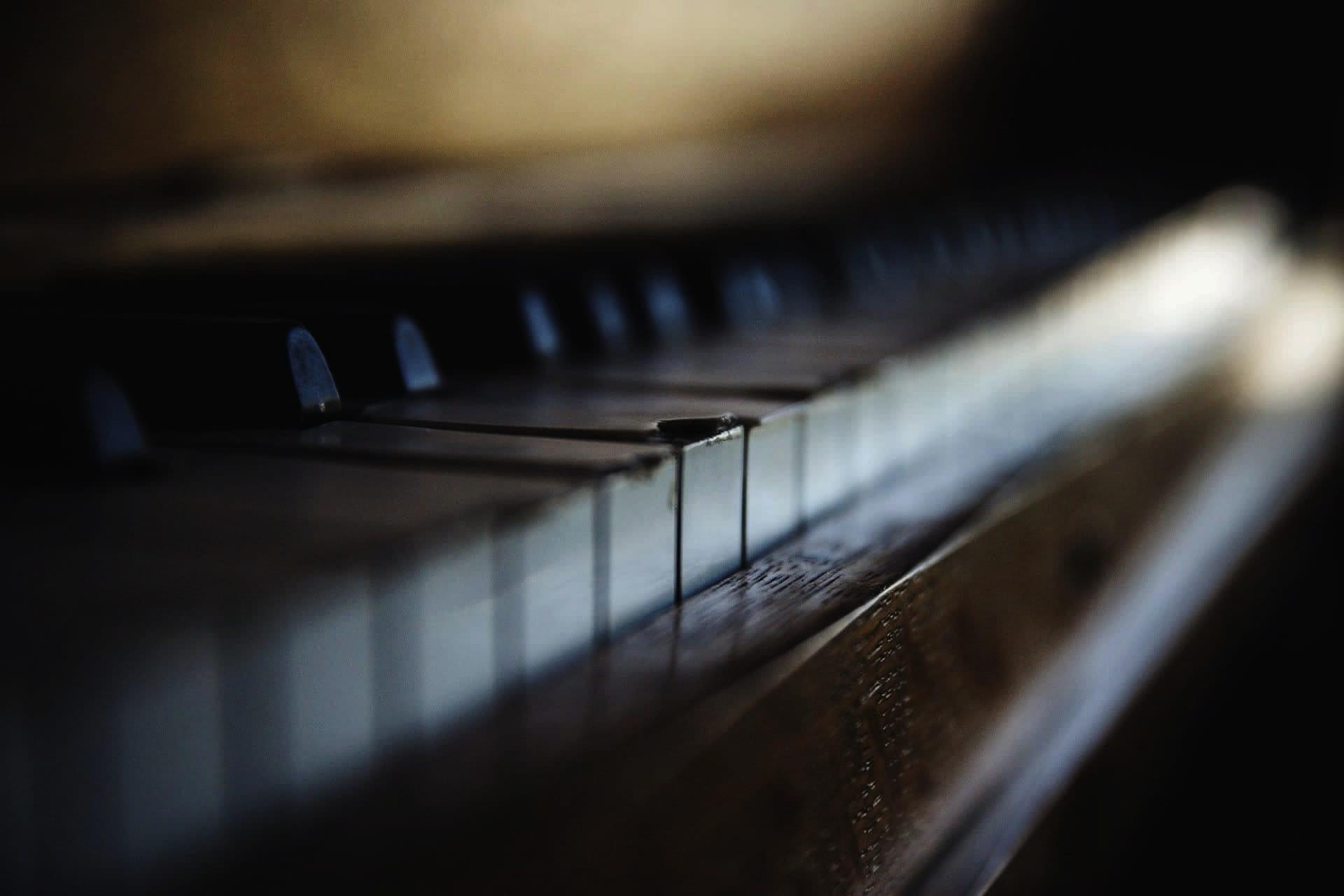 Cordes et marteaux d'un piano éclairés dans la pénombre