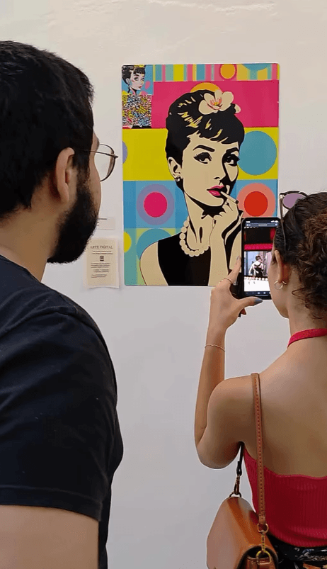 Patrick Osinski presenting an artwork while it is photographed on smartphone