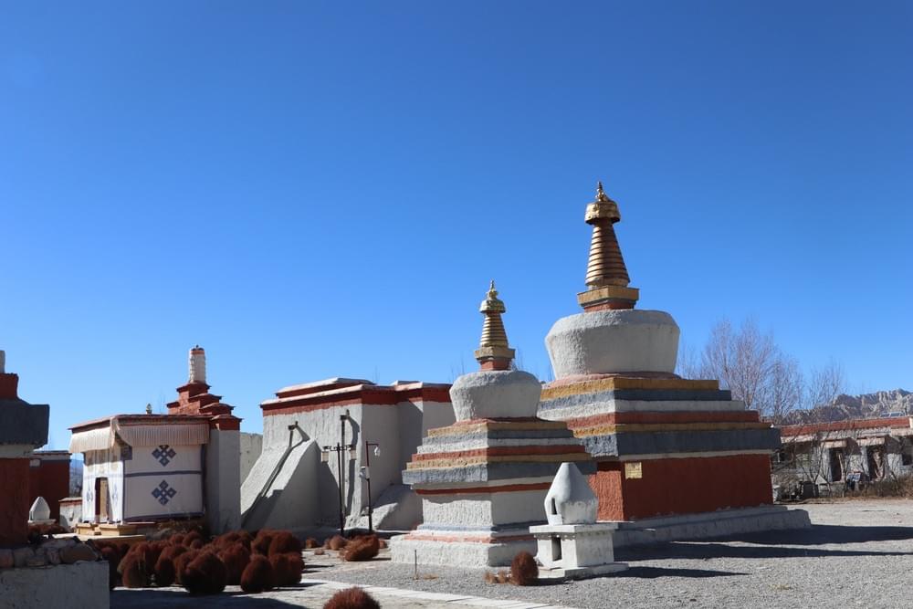 青空の下に並ぶチベットの仏塔と寺院