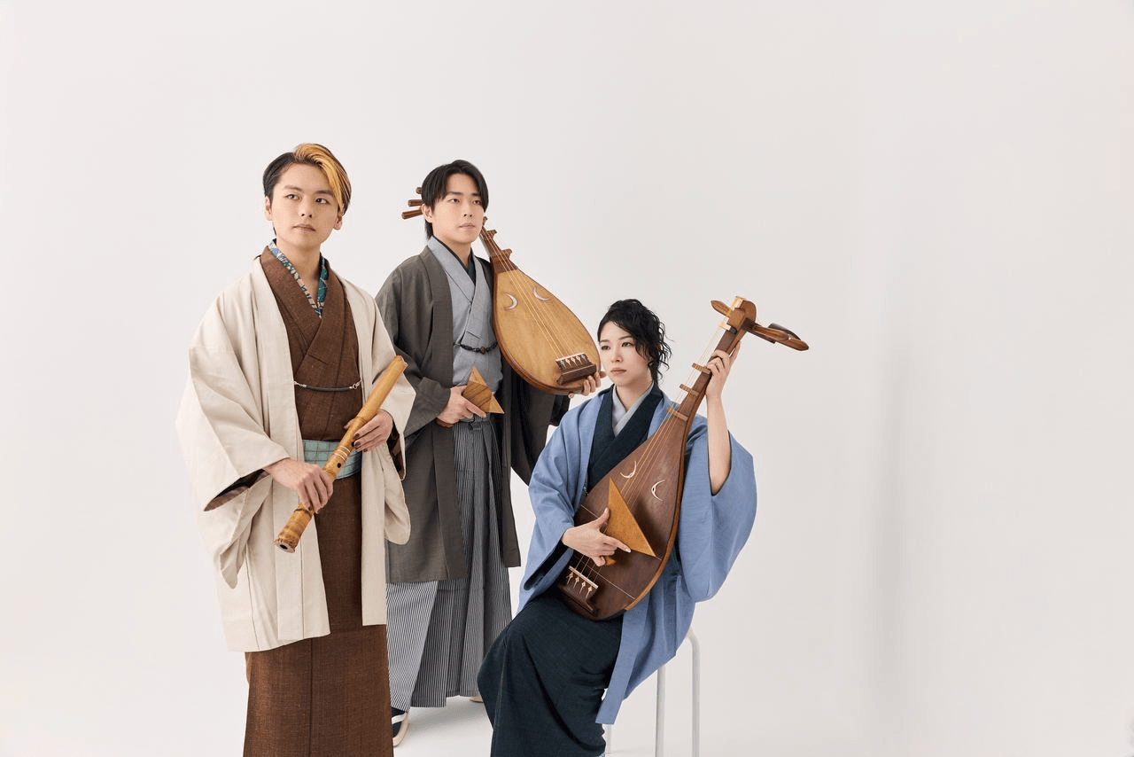 一張一弛のメンバー3名。尺八と琵琶を手に