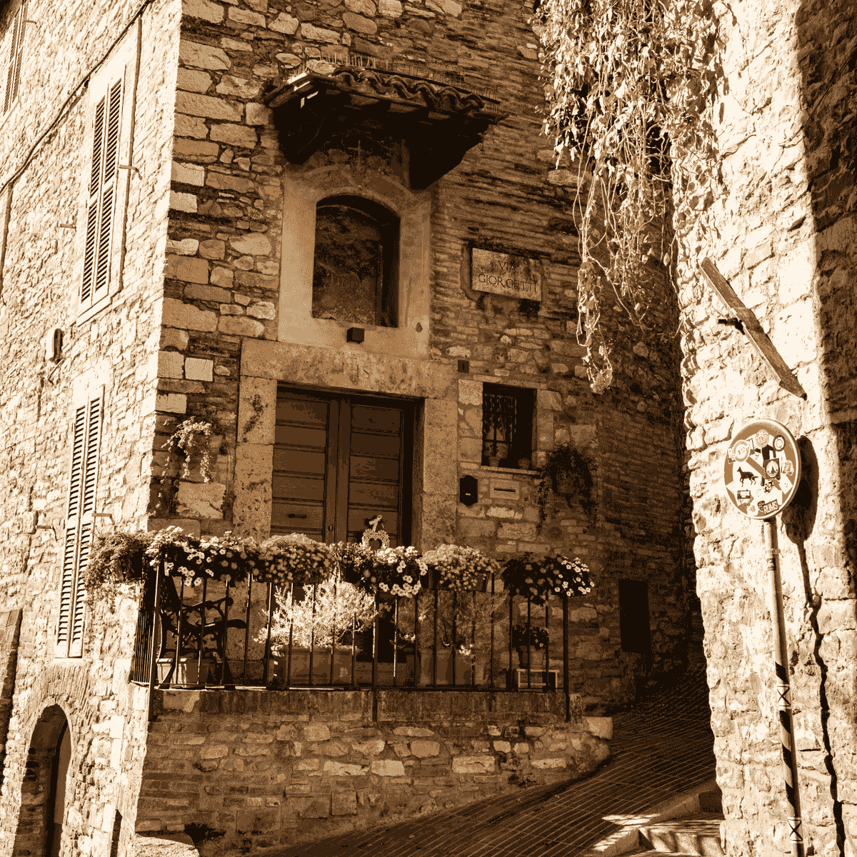 Gathering of retreaters around the table - La Lecceta Gathering of retreaters around the table - La Lecceta