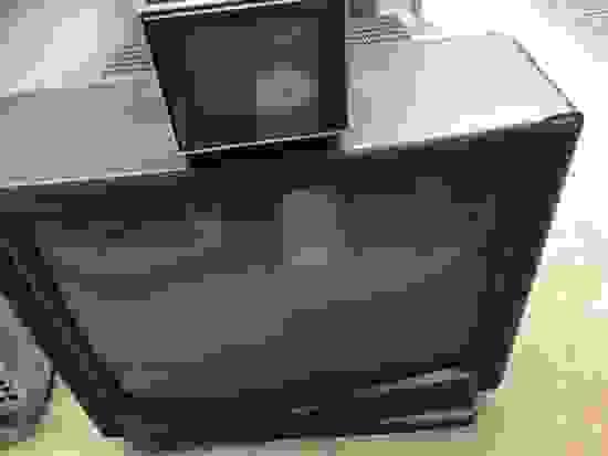 ブラウン管テレビの上に載っているのは、防犯用カメラを表示する小型ブラウン管
