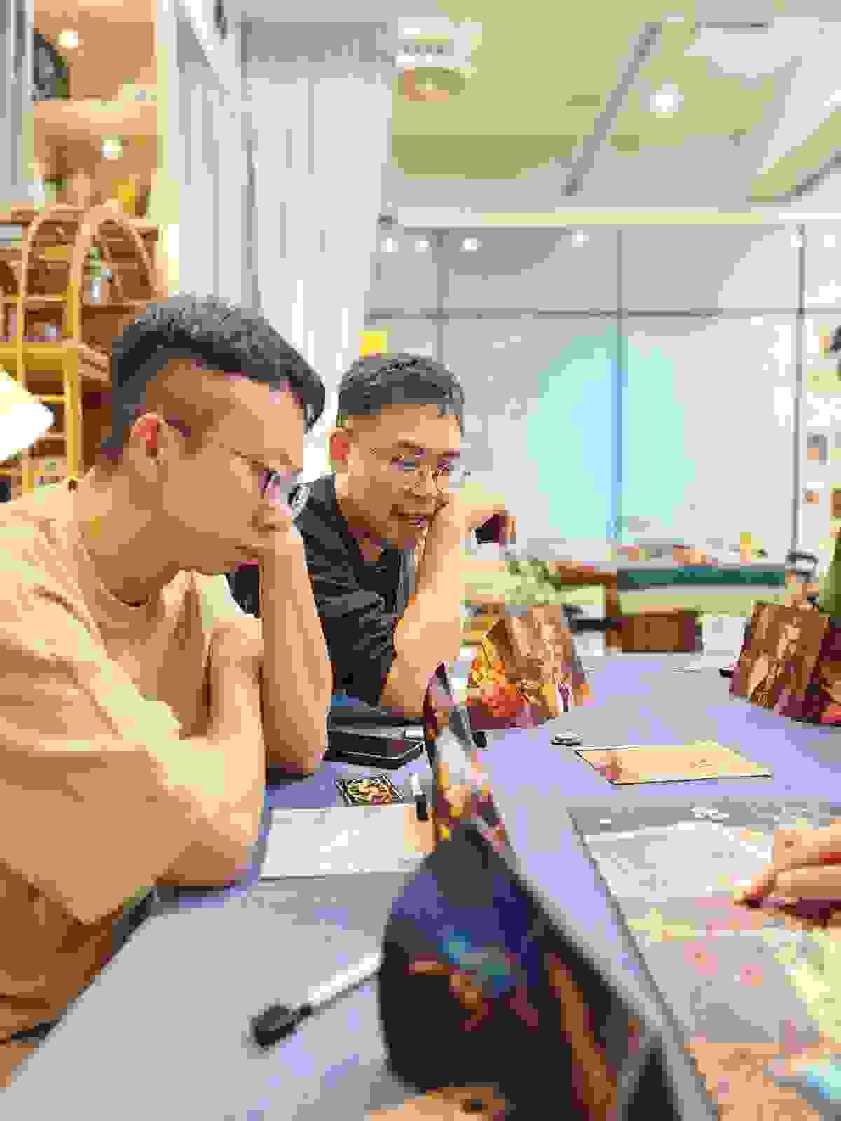 【活動回顧】10/10 解憂桌遊堂：跨文化交流的一夜！？首次開箱《大家一起 Making BL》｜解憂桌遊堂｜台北｜桌遊｜療寮生活館