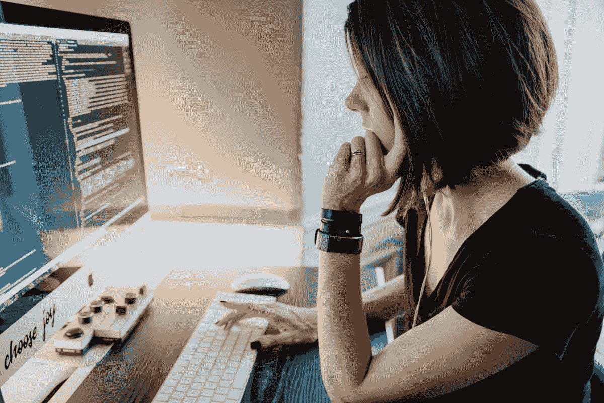 Economia gig: unde munca dedicată întâlnește proiectele secundare într-o fiesta freelance