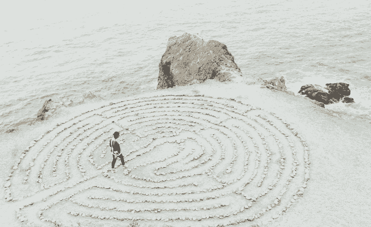 Personne marchant dans un labyrinthe de pierres au bord de la mer, symbole de cheminement intérieur et de réflexion. Personne marchant dans un labyrinthe de pierres au bord de la mer, symbole de cheminement intérieur et de réflexion.