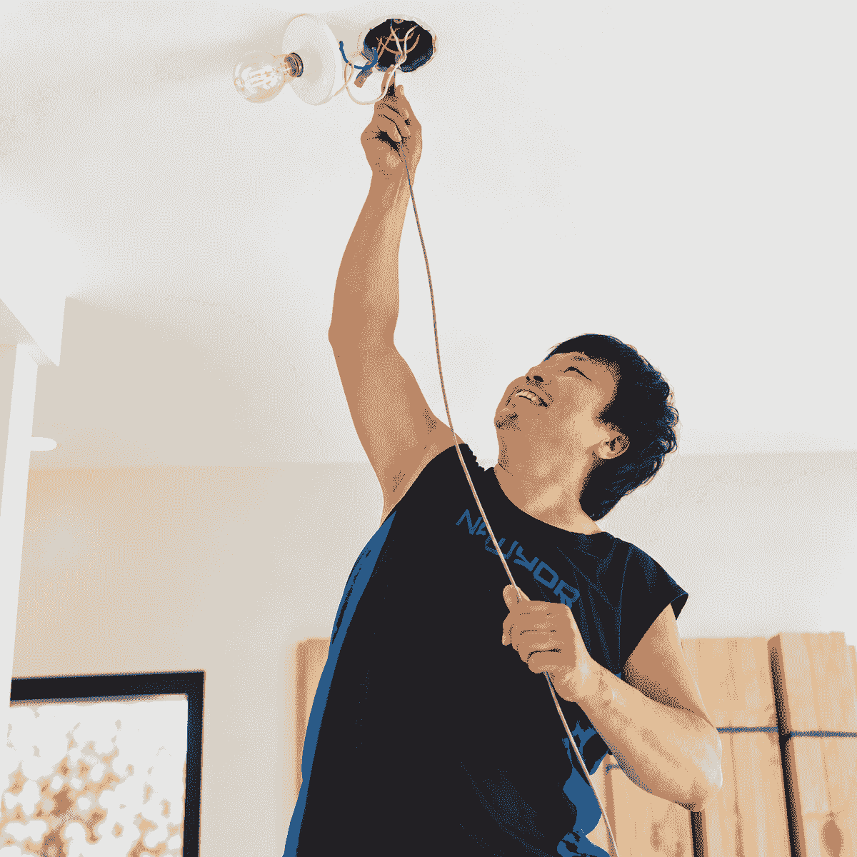 桃園水電工班師傅仰頭進行天花板電線配線與燈具出線迴路施工。 桃園水電工班師傅仰頭進行天花板電線配線與燈具出線迴路施工。